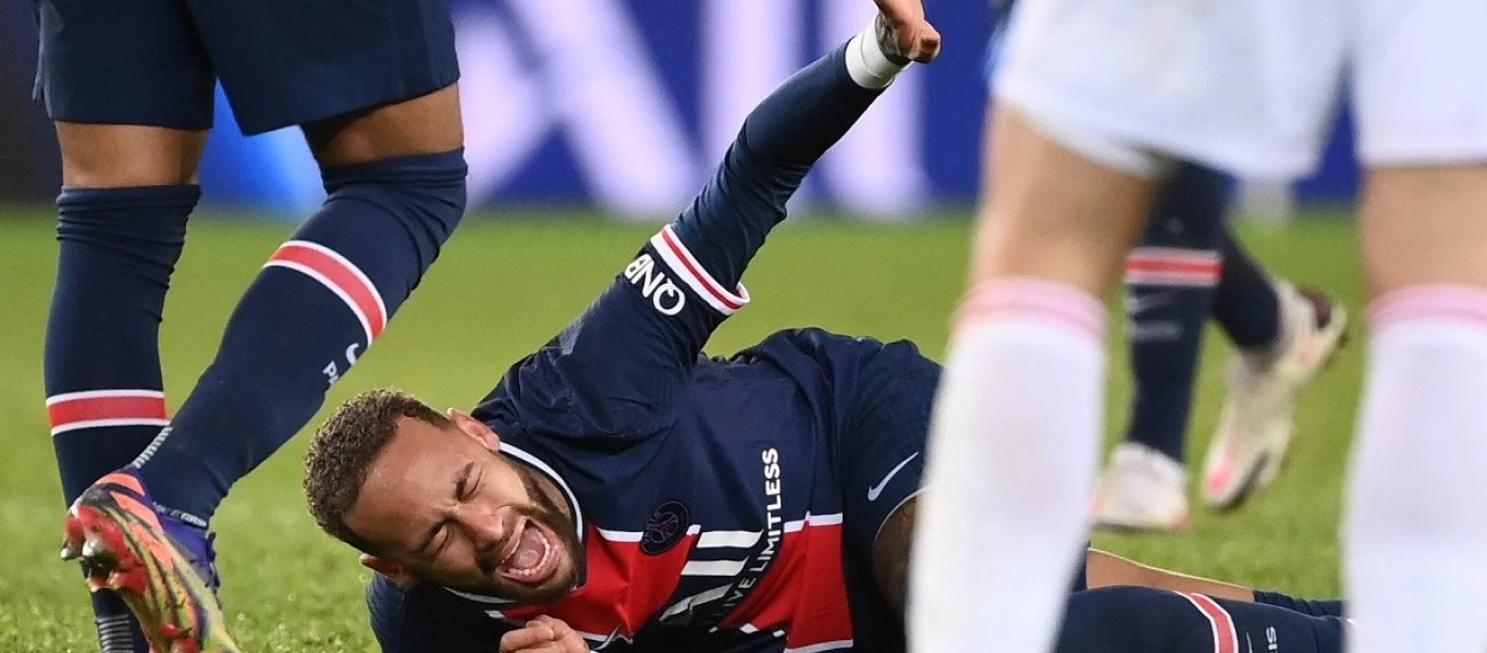 T.Μέντες: H συγγνώμη του στο Νεϊμάρ για το σκληρό μαρκάρισμα - Aποχώρησε σφαδάζοντας στο φορείο (βίντεο)